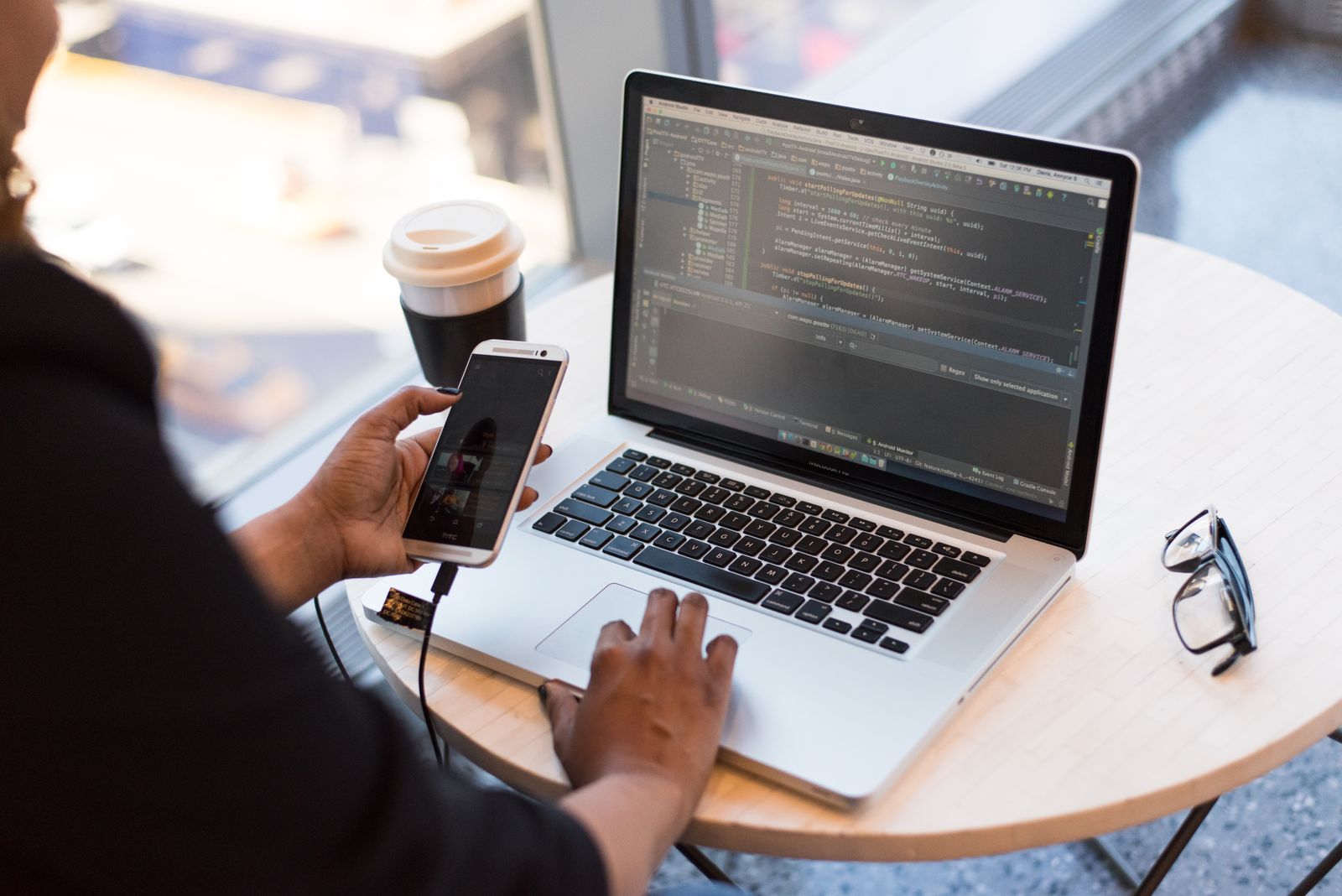 Digitales Portal auf Smartphone und Laptop